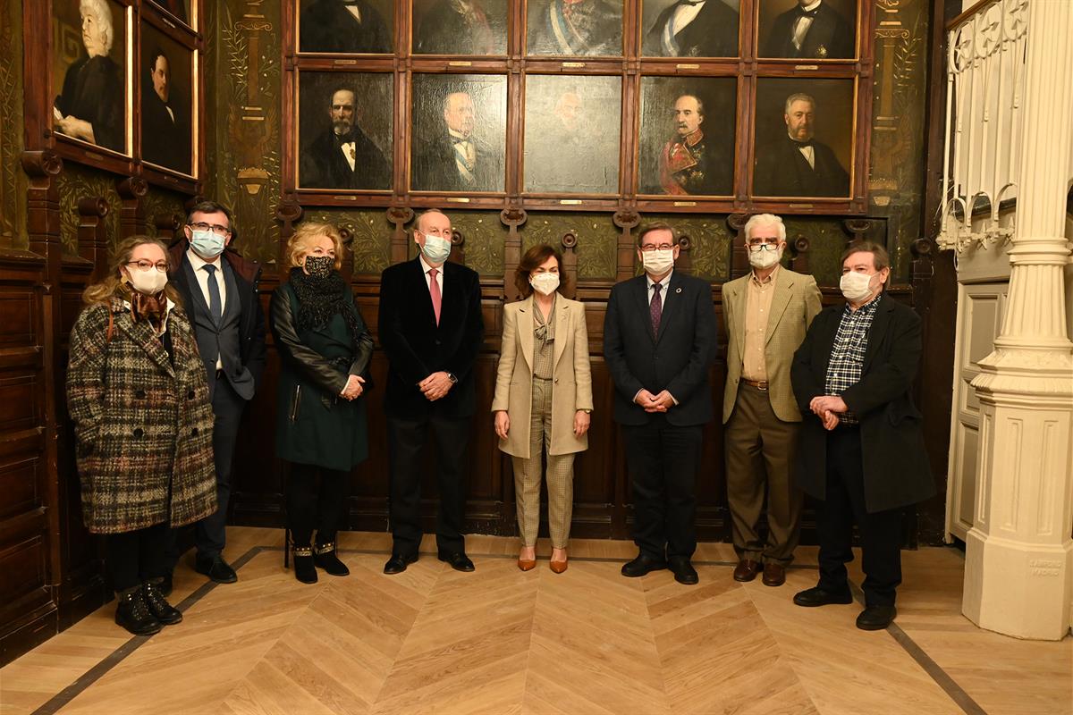 La vicepresidenta primera del Govern, Carmen Calvo, clausura del cicle de conferències sobre Manuel Azaña en l'Ateneu de Madrid. Foto de família. Pool Moncloa/Borja Puig de la Bellacasa. Ateneu de Madrid