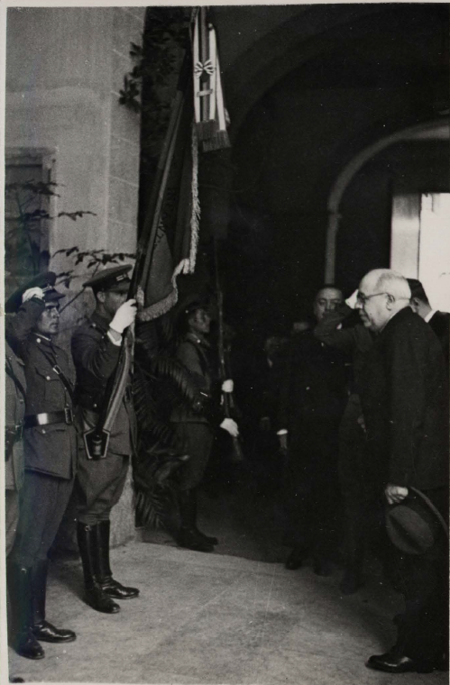 Manuel Azaña passa revista a les tropes que li van rendir honors abans de pronunciar el seu discurs en la universitat de València. 18 juliol 1937 Biblioteca Nacional d'Espanya