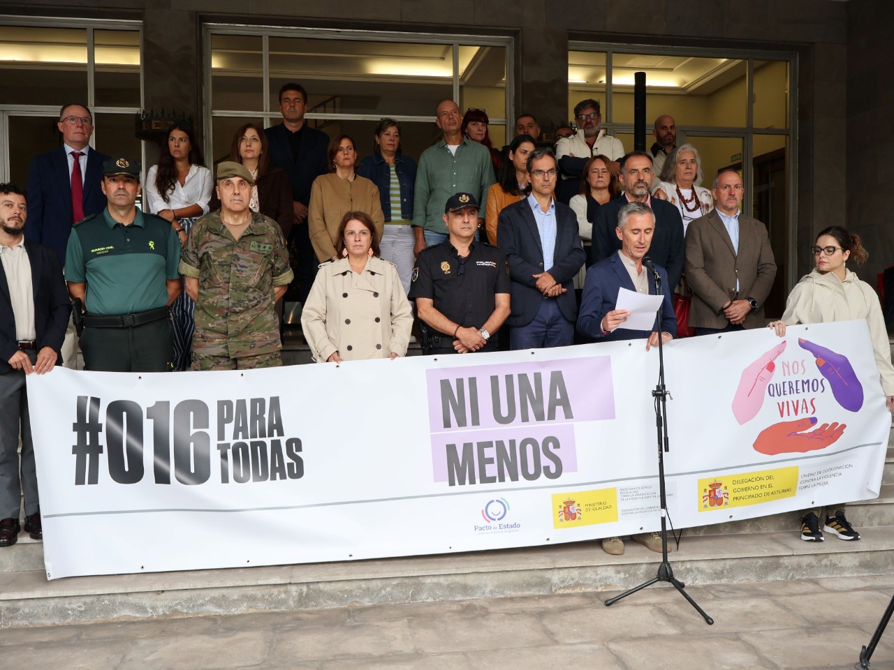 Adriana Lastra assisteix al minut de silenci per Hortensia, assassinada a San Sebastián de los Reyes