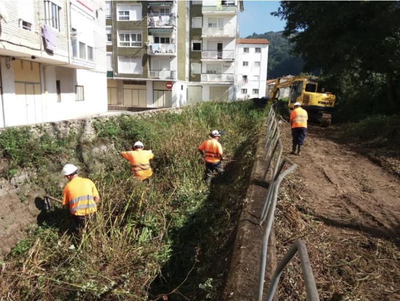 La Confederació Hidrogràfica del Cantàbric actua en els llits fluvials de Laredo