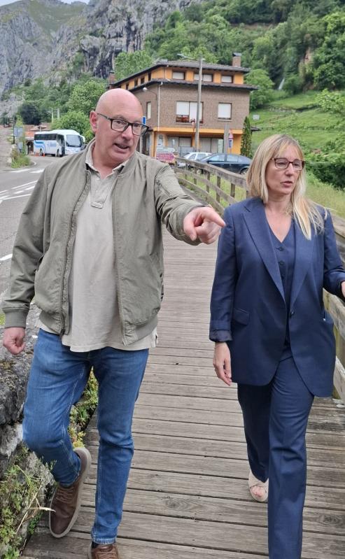 Gómez de Diego i l'alcalde de Peñarrubia aborden millores de seguretat viària i mobilitat en L'Hermida