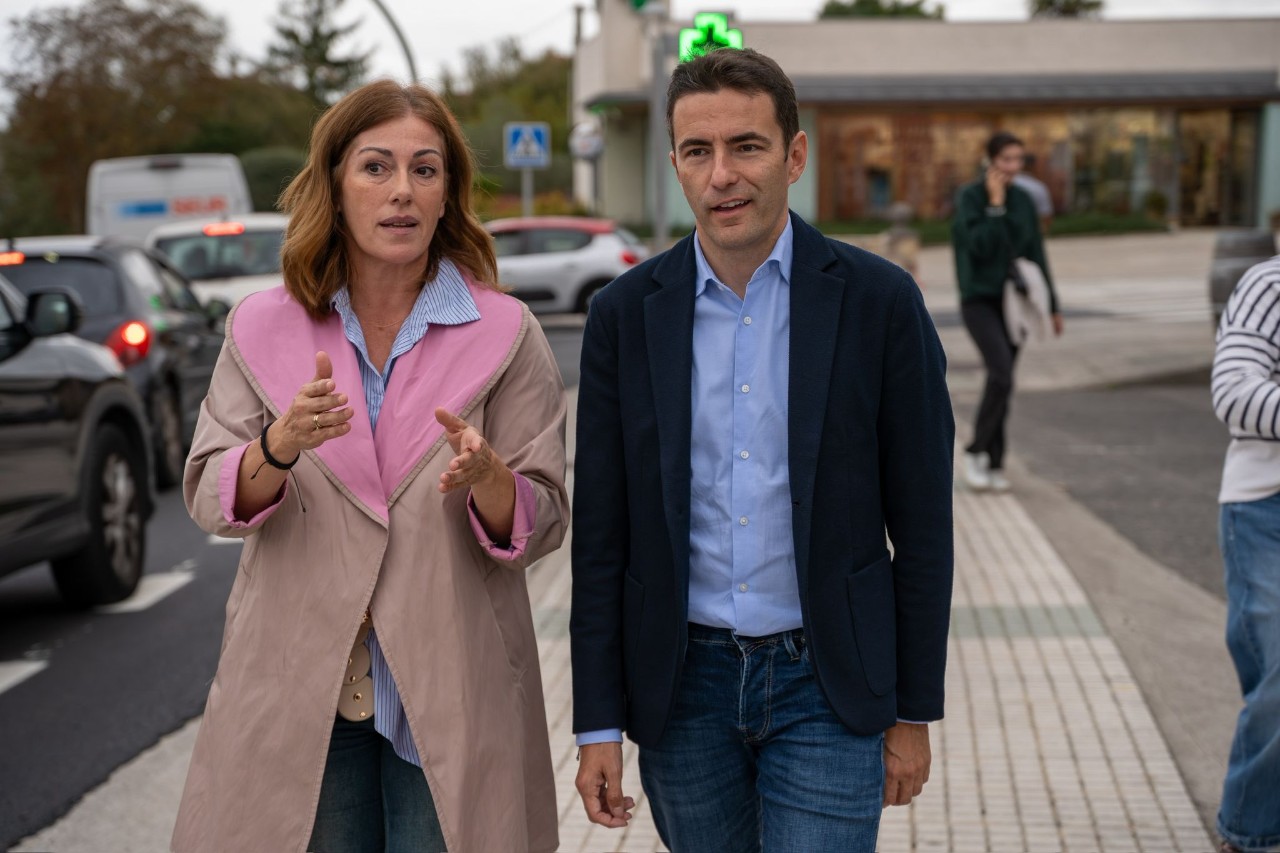 El delegat i l'alcaldessa de Polanco visitant les obres