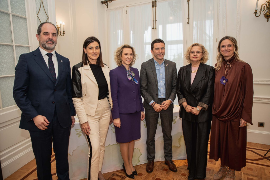 El delegat amb la resta d'autoritats en un moment de l'acte
