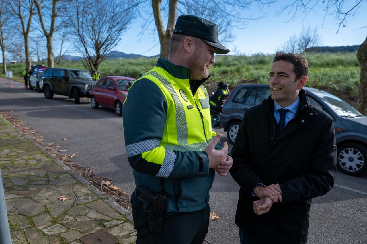 El delegat del Govern atesa de la premsa