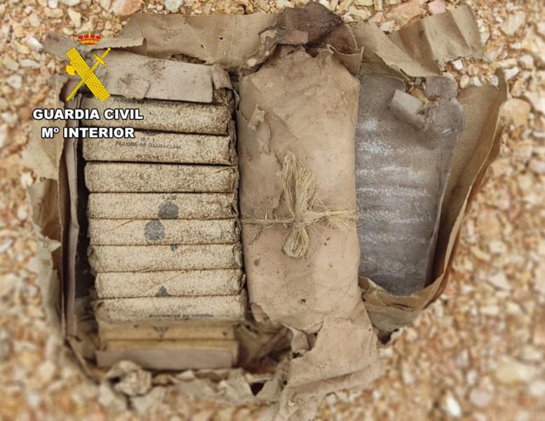 La Guàrdia Civil destrueix 35 cartutxos de dinamita negra de notable antiguitat trobats en un habitatge