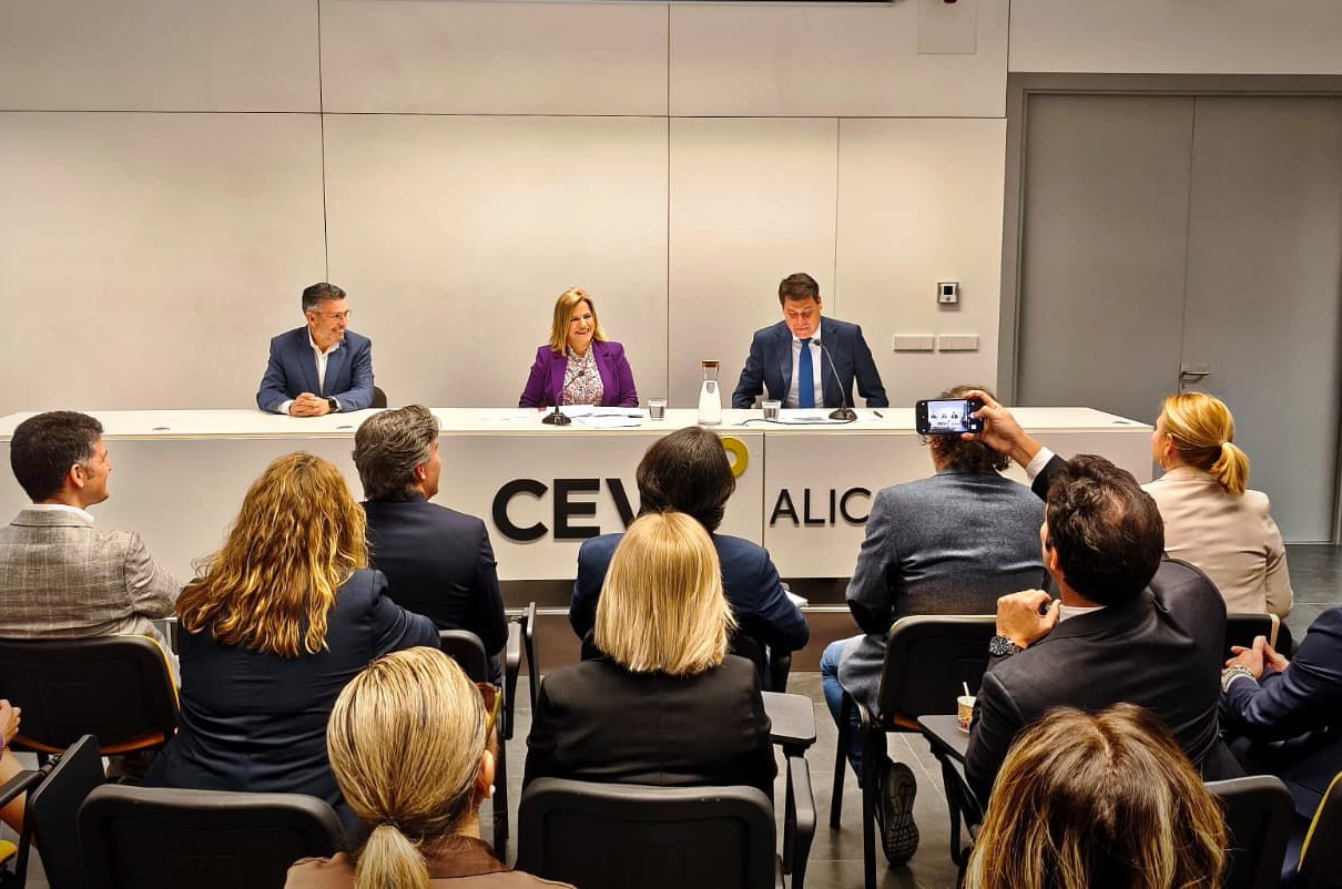 Bernabé: “El Gobierno de España tiene comprometidos con la provincia de Alicante 5.000M€ que aseguran un esfuerzo inversor para los próximos años”