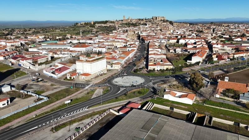 Transports finalitza les obres per a adequar al pas de vianants 3 km de carreteres a Trujillo després d'invertir 2,5 milions d'euros