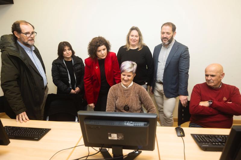 María Rivas anima als veïns i veïnes de Ponteceso a beneficiar-se de la formació per a adults que el Ministeri d'Educació implanta en el municipi en col·laboració amb el Concello