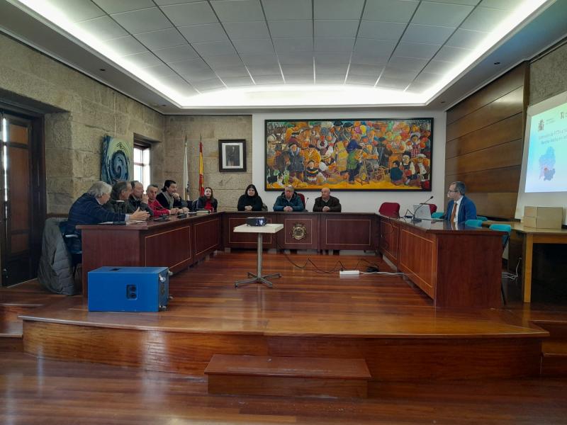 Emilio González anuncia que el programa ÚNIC de banda ampla permetrà l'accés a internet a més de 4.000 veïns de Carballiño i els concellos de la Comarca