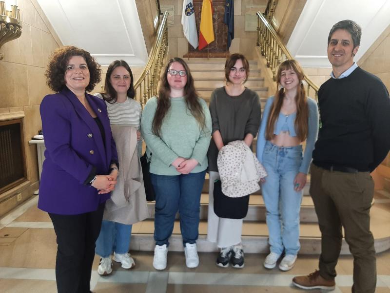María Rivas rep a les persones que participen en el programa de primera experiència professional en les Administracions Públiques