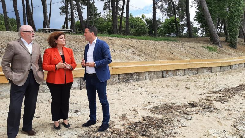 María Rivas s'acosta a Boiro per a conèixer l'entorn de la platja de Mañóns un exemple de sostenibilitat on es va reutilitzar material de rebuig