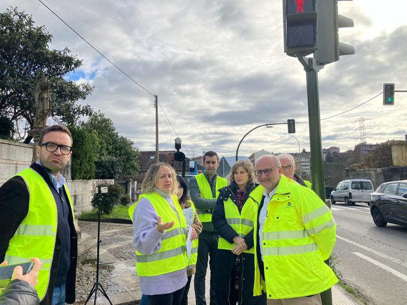 Abel Losada supervisa la millora de la seguretat viària per als vianants en la N-120 en Ponteareas després de la instal·lació d'un nou semàfor