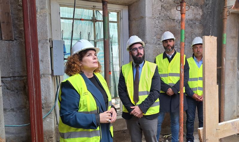 María Rivas supervisa en Rianxo l'avanç de les obres de rehabilitació del Pazo de Martelo que alberga la biblioteca municipal
