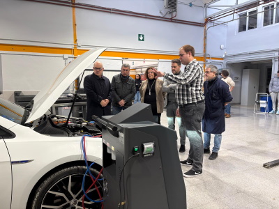 Imagen de Eladio Santos a l'aula ATECA d'automoció de l'IES Lauro Olmo