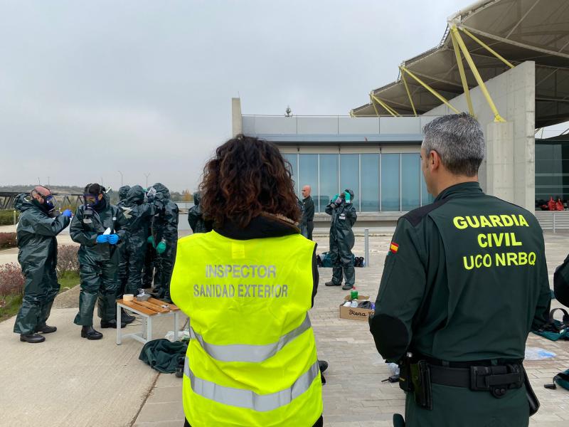 La Delegació del Govern participa en un simulacre de resposta enfront de l'ébola en l'Aeroport de Barajas al costat de la Guàrdia Civil