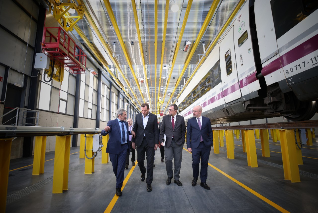 El delegat del Govern acompanya al ministre de Transports i Mobilitat Sostenible en la seva visita als nous tallers de manteniment de Renfe a Vallecas