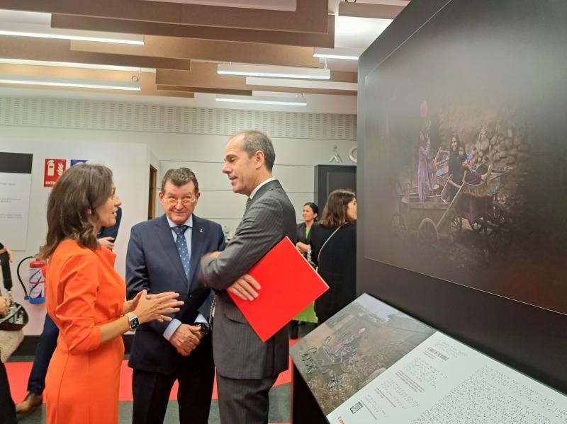 La subdelegada del Govern, Pilar Trinidad, assisteix a la inauguració de l'exposició de Cànon “World Unseen”