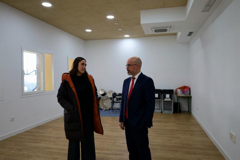 El delegat del Govern visita les antigues escoles de Lozoyuela-Navas-Sieteiglesias, recondicionades amb 117.547 € de fons europeus