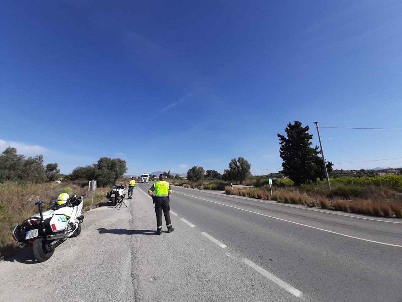 Doscientos agentes de la Guardia Civil de Tráfico controlarán esta semana en torno a cien autobuses para garantizar la seguridad de los estudiantes
