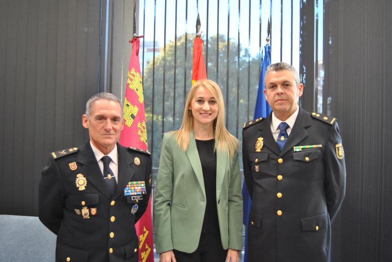 La delegada del Govern rep a l'inspector-cap de la Policia Nacional Miguel Marcos Castro Martín, nou cap de la Comissaria Local de Molina de Segura