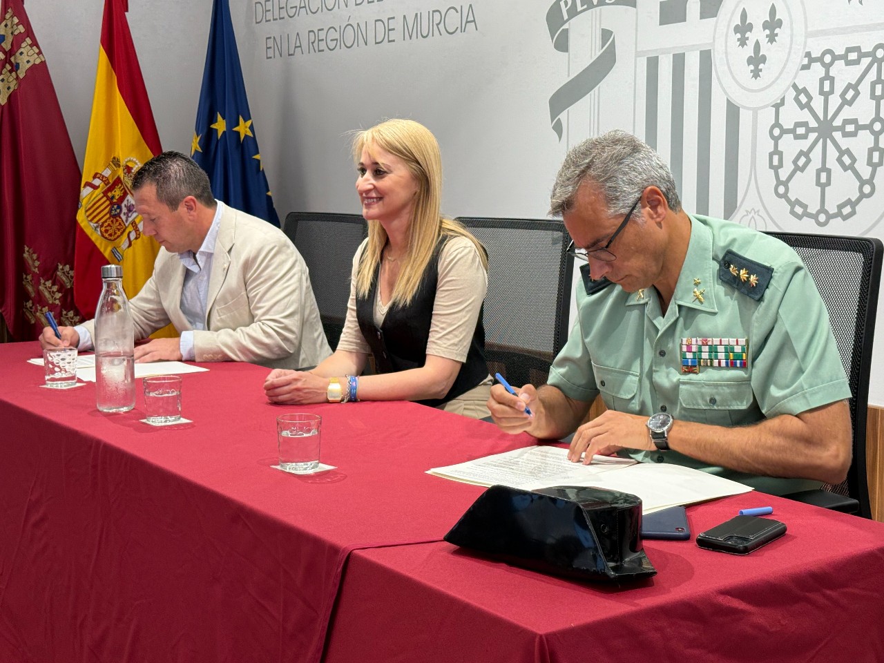 Guevara reconeix amb les medalles de l'Orde del Mèrit Civil i Isabel la Catòlica el treball de sis professionals per serveis rellevants a la ciutadania