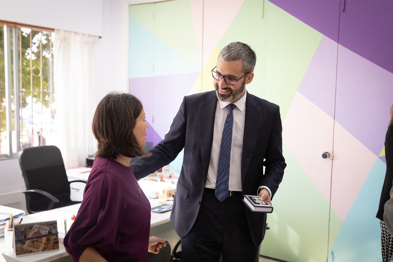 Lucas saluda a la directora del centre