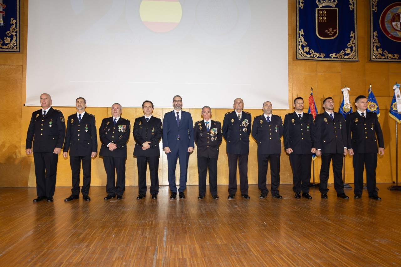 El delegat, amb els comandaments policials i agents condecorats