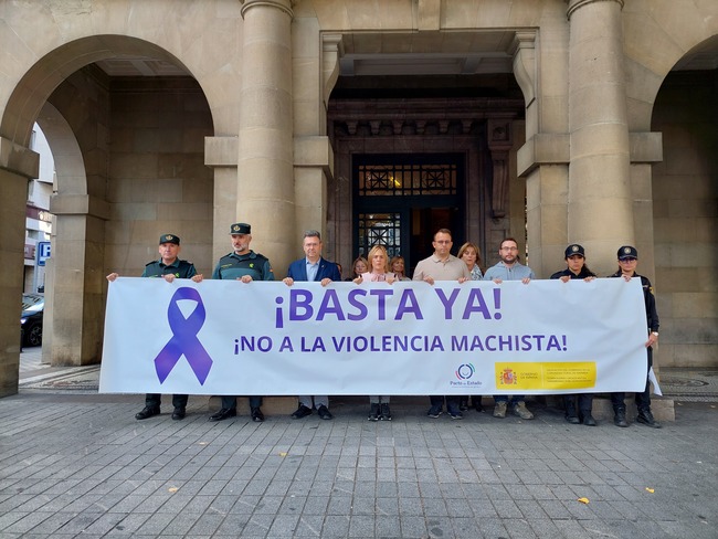 Minut de silenci en l'exterior de la delegació del govern