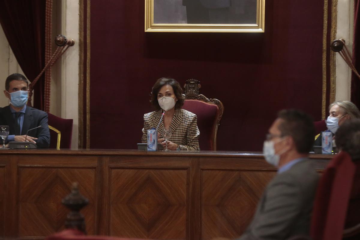 La vicepresidenta primera del Govern, ministra de la Presidència, Relacions amb les Corts i Memòria Democràtica, Carmen Calvo, durant l'acte d'homenatge al qual fos president de la II República, Manuel Azaña, en la commemoració del 80è aniversari de la seva mort. Pool Moncloa/J. M. Quadrat. Ajuntament d'Alcalá de Henares