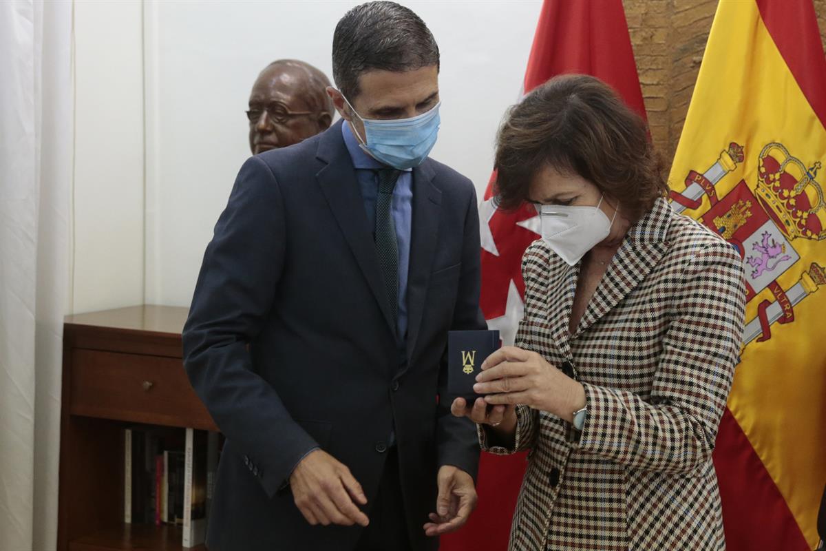 La vicepresidenta primera del Govern, ministra de la Presidència, Relacions amb les Corts i Memòria Democràtica, Carmen Calvo, al costat de l'alcalde d'Alcalá de Henares, Javier Rodríguez Palacios, durant l'acte d'homenatge al qual fos president de la II República, Manuel Azaña, en la commemoració del 80è aniversari de la seva mort. Pool Moncloa/J. M. Quadrat. Ajuntament d'Alcalá de Henares