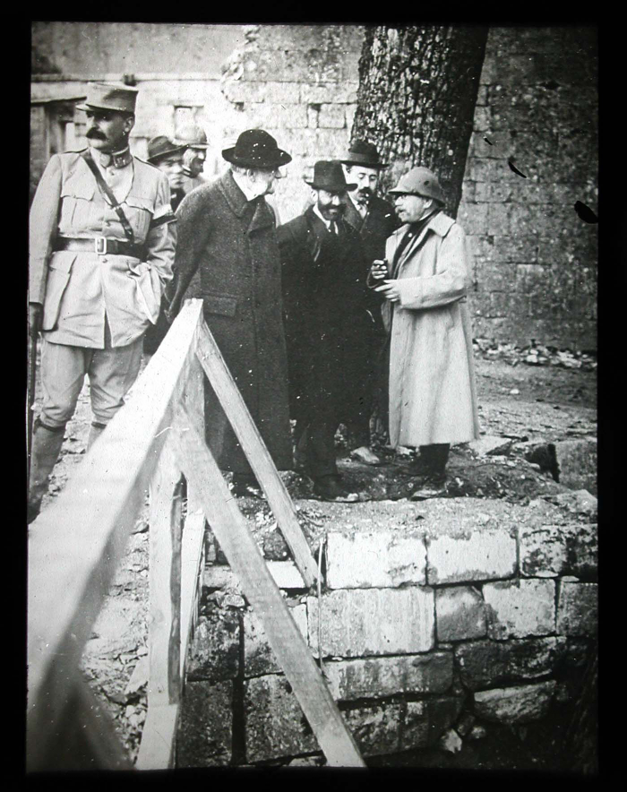 Foto con Rafael Altamira y Américo Castro en Reims. Grupo de hombres observando las consecuencias de los bombardeos en Verdún. Foto con Rafael Altamira y Américo Castro en Reims. Grupo de hombres observando las consecuencias de los bombardeos en Verdún.