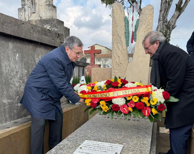 El Govern d'Espanya descobreix la placa del Lloc de Memòria Democràtica en l'Exili en la tomba de Manuel Azaña