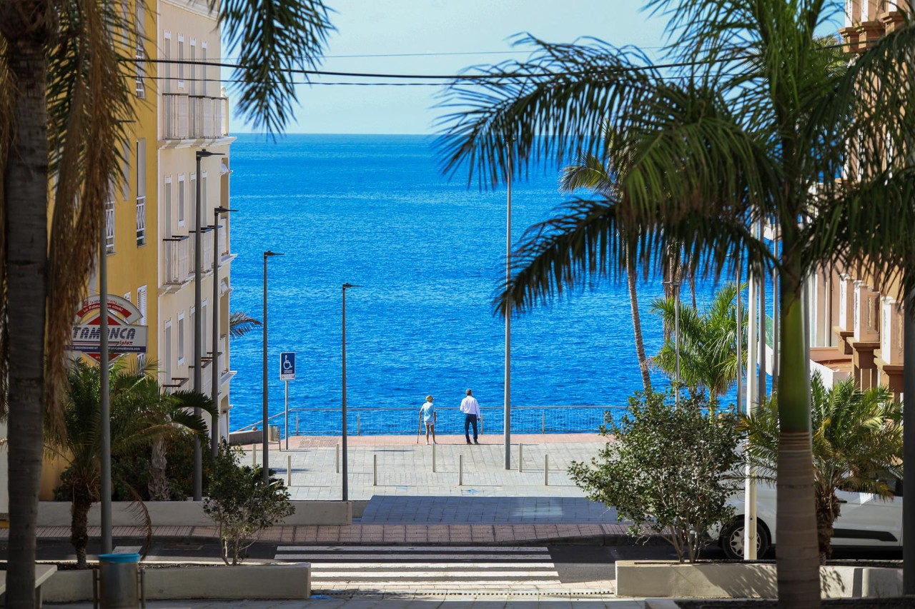 El Cabildo de La Palma ha autorizado este martes el acceso a 20 nuevas viviendas en el núcleo evacuado por los gases de origen volcánico de Puerto Naos. EFE/Luis G. Morera
