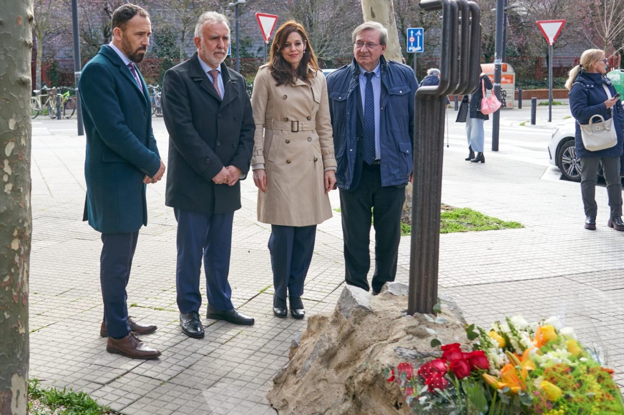 Ofrena floral a les víctimes del 3 de març de 1976