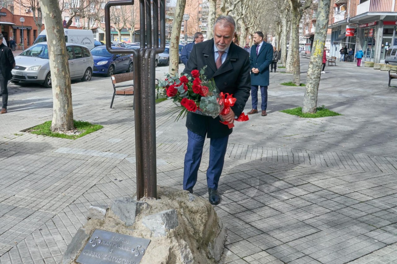 Ofrena floral a les víctimes del 3 de març de 1976