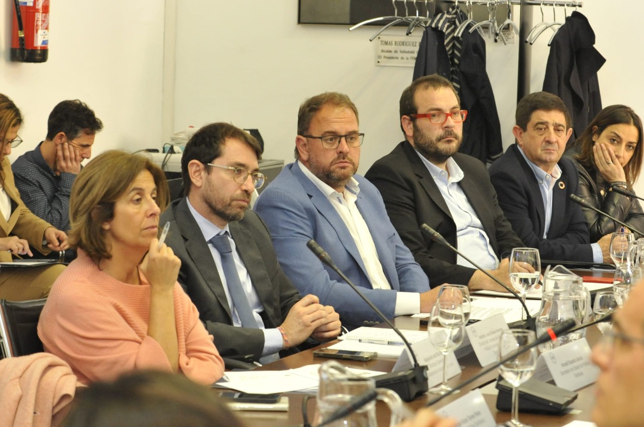 Ángel Víctor Torres es reuneix amb la junta de govern de la FEMP
