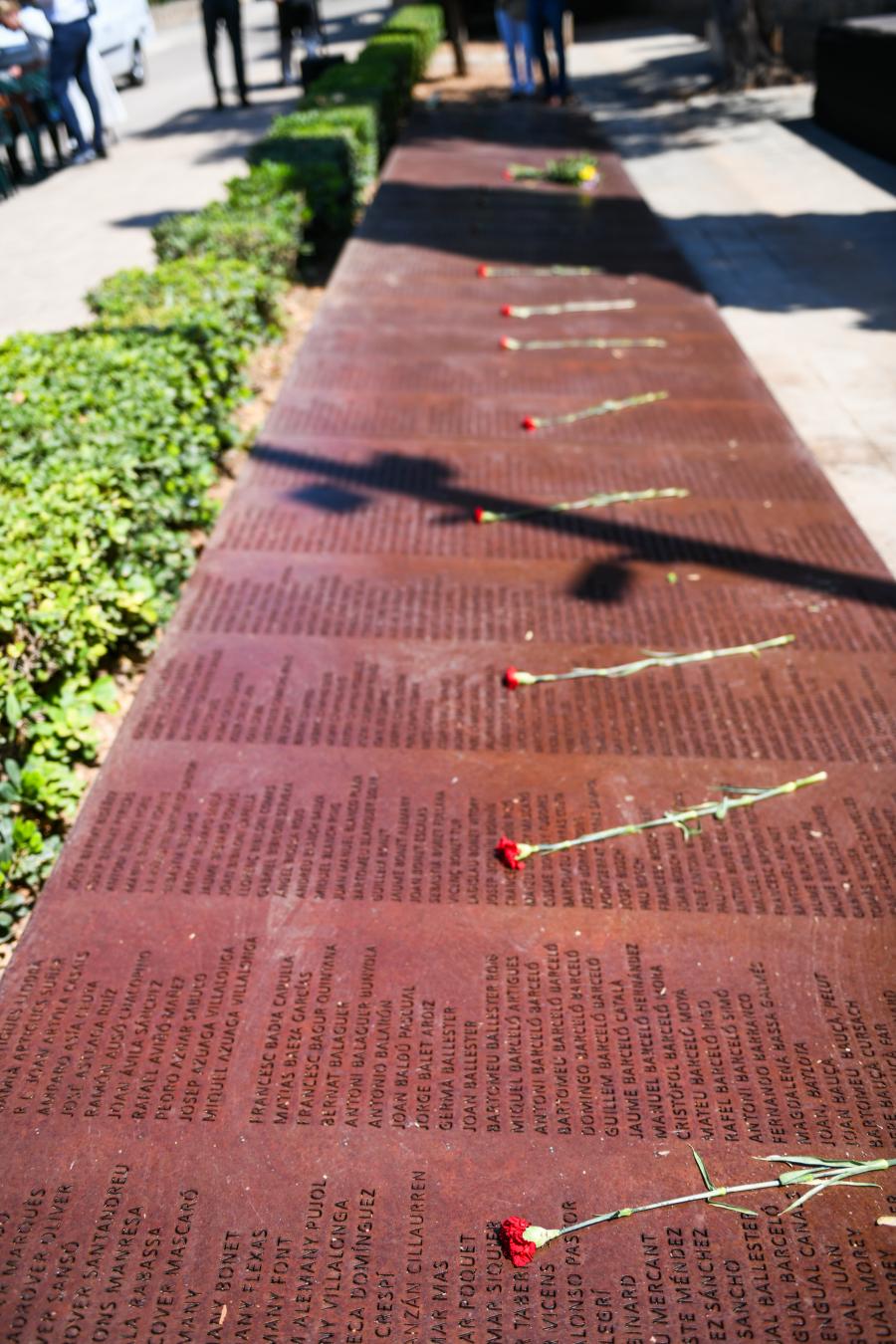 Ofrena floral al Muro de la Memòria del Cementiri de Palma