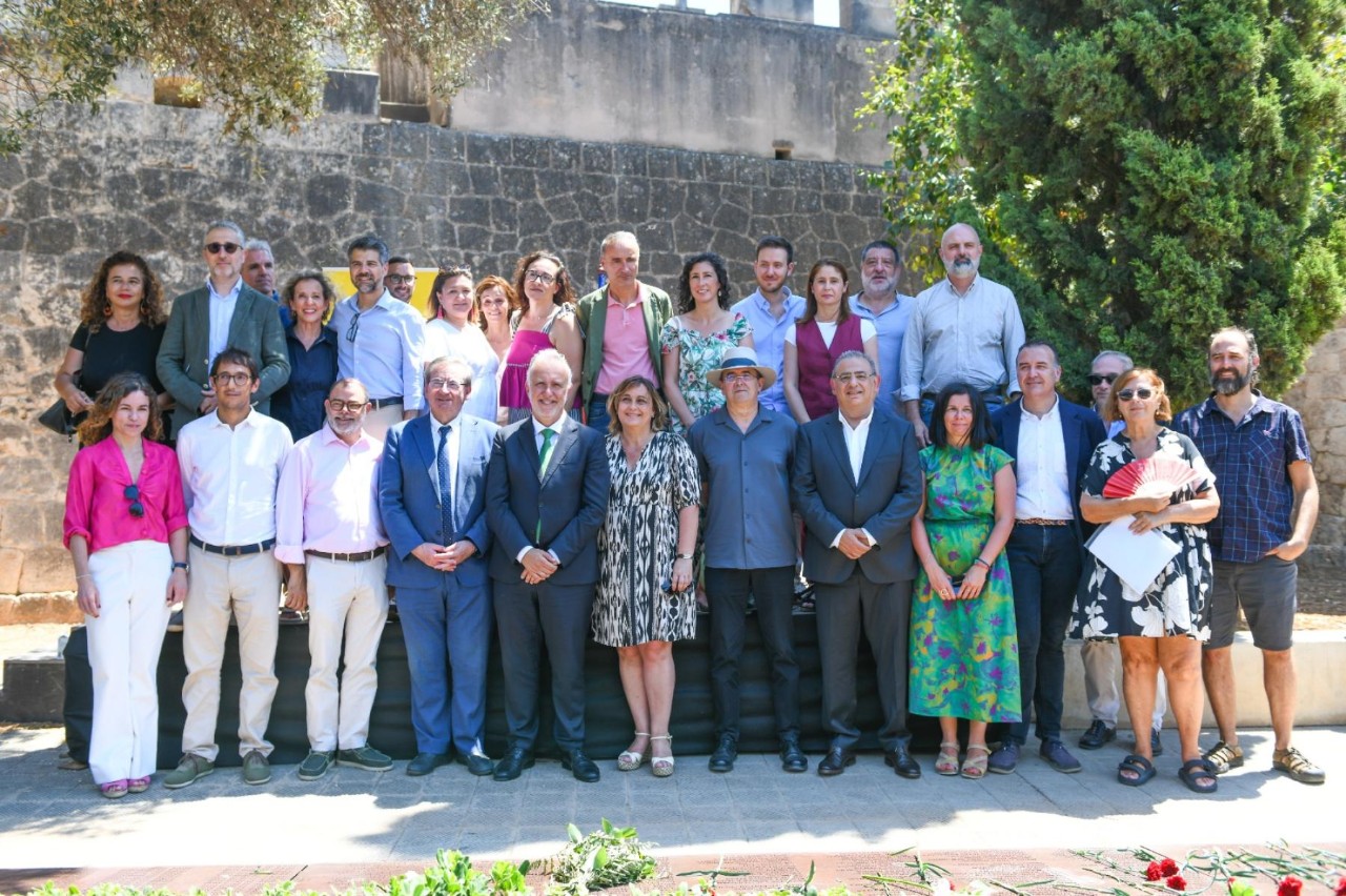Ofrena floral al Muro de la Memòria del Cementiri de Palma