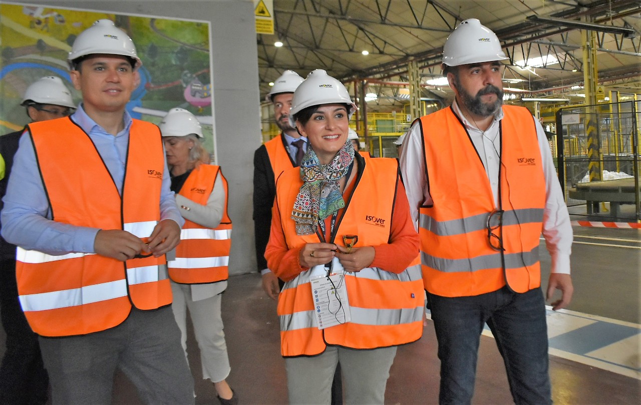 Isabel Rodríguez visita l'empresa ISOVER en Azuqueca d'Henares (Guadalajara)