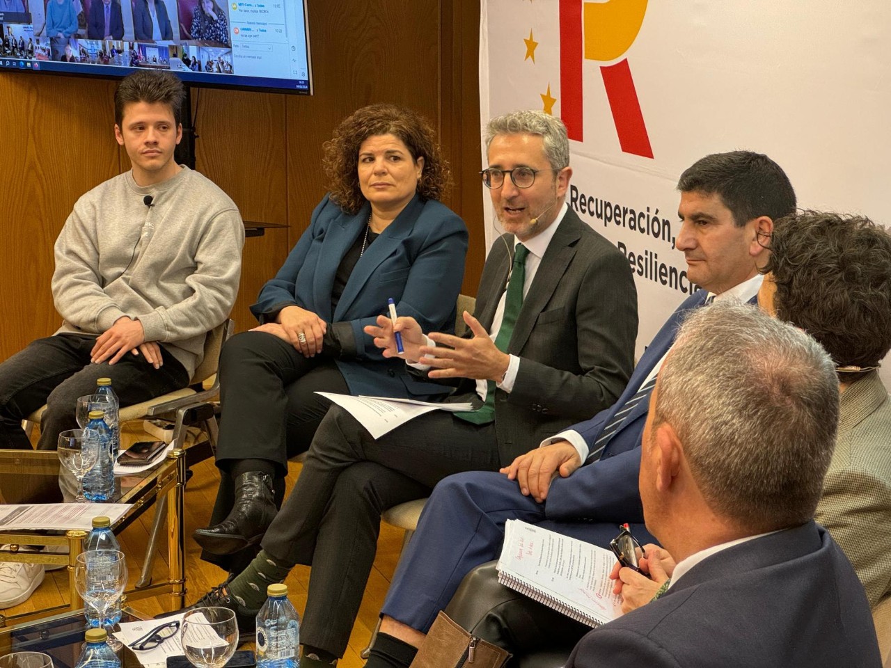 Arcadi Espanya es reuneix a la Corunya amb joves beneficiaris del Programa de Primera Experiència Professional en les Administracions Publiques