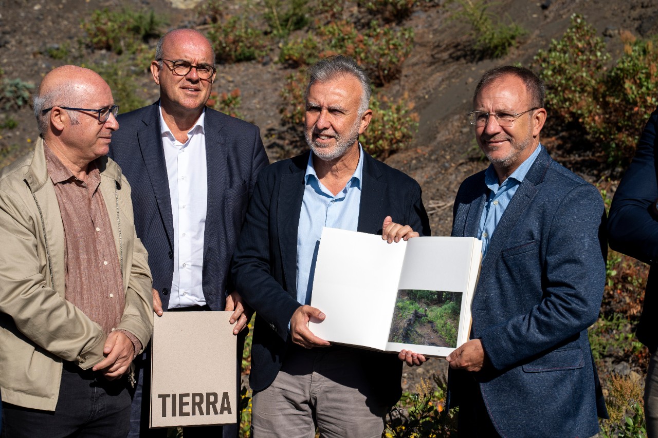 Ángel Víctor Torres visita les fosses obertes en Fuencaliente on es van exhumar els cossos de 13 víctimes de la guerra