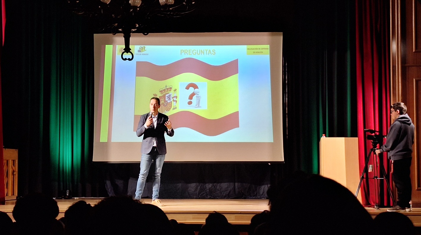 El subdelegado del Gobierno en Teruel, Enrique Gómez, durante la presentación del acto. 