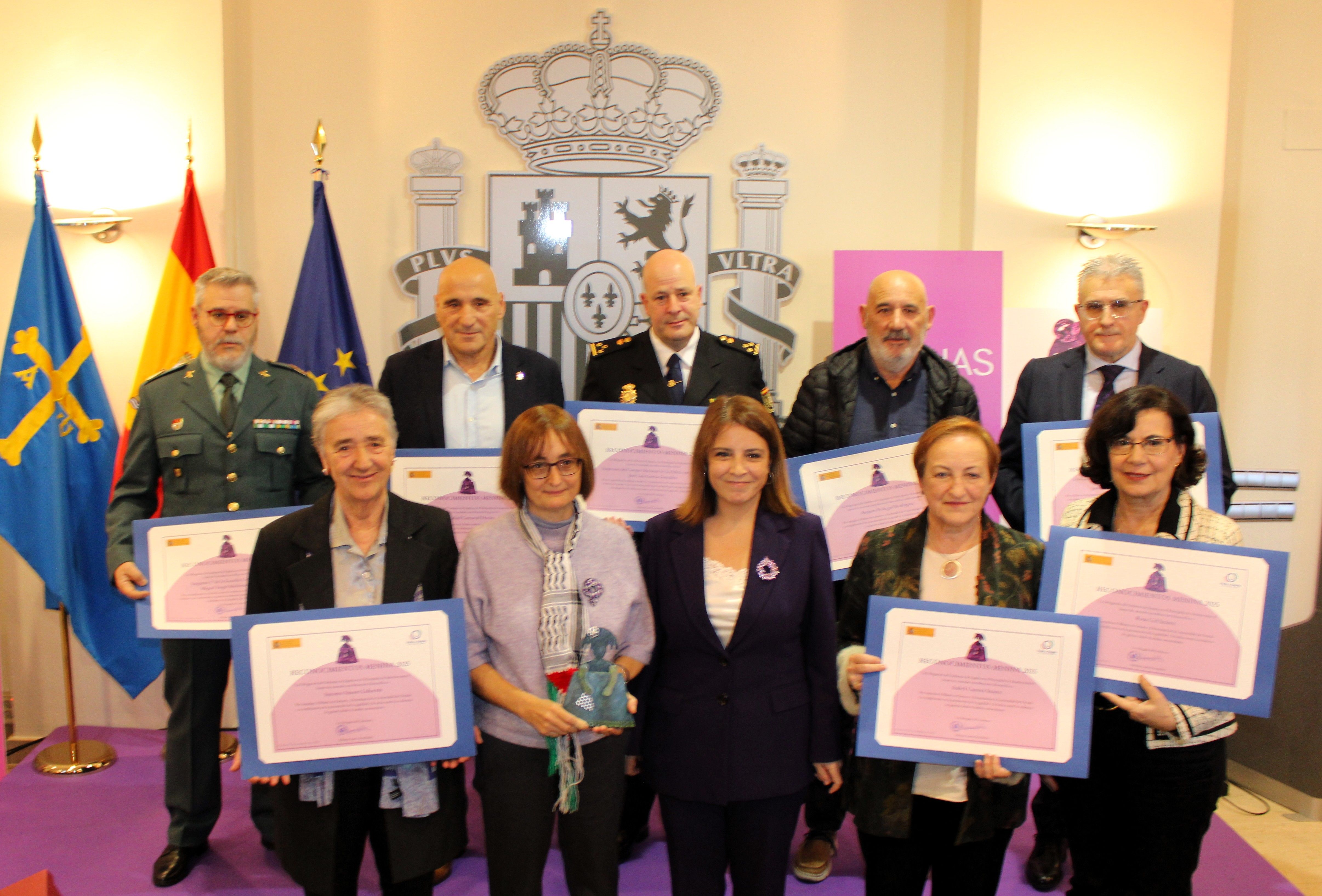 La delegada del Gobierno junto a las personas reconocidas en las Meninas 2025