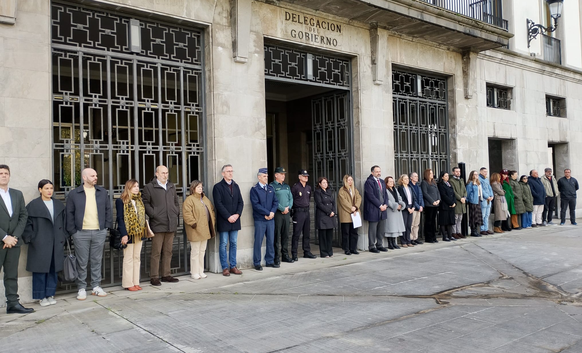 La delegada del Gobierno asiste al minuto de silencio por las víctimas de violencia de género