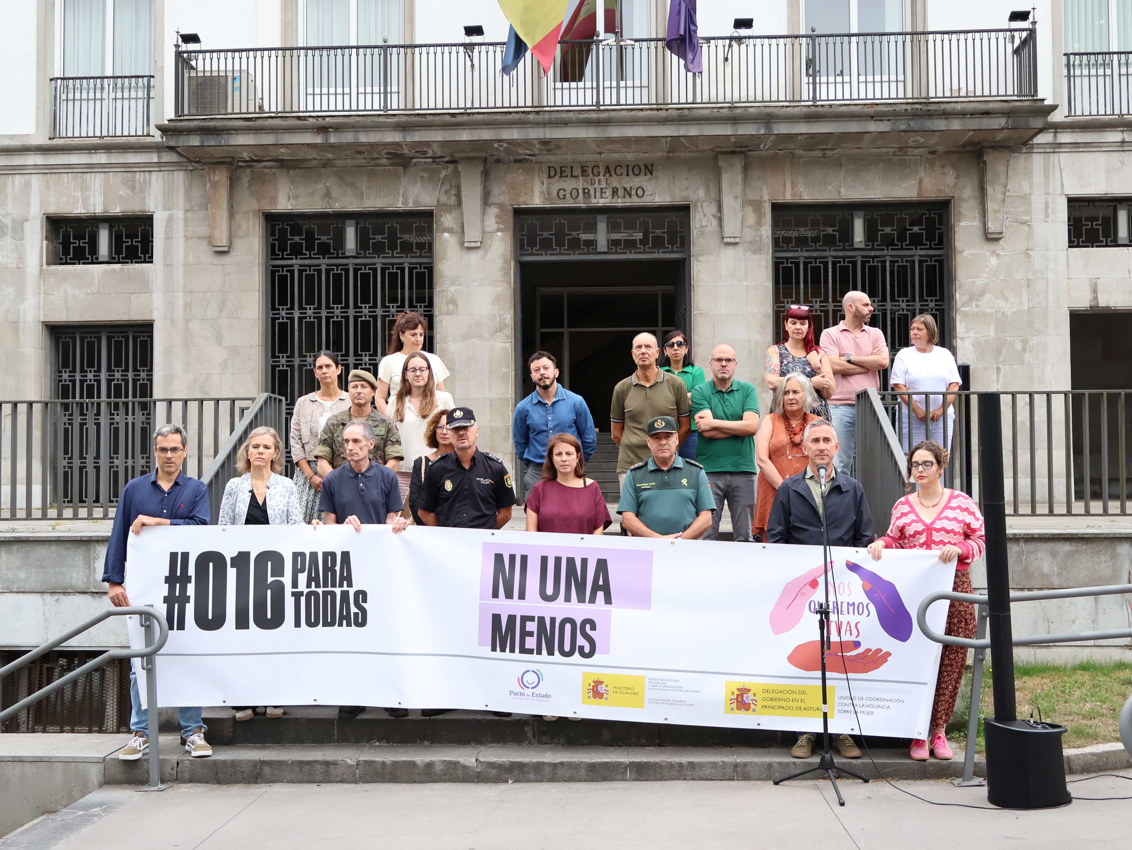 Minute of silence before the Government Delegation in Asturias in revulsion for a new victim for gender violence