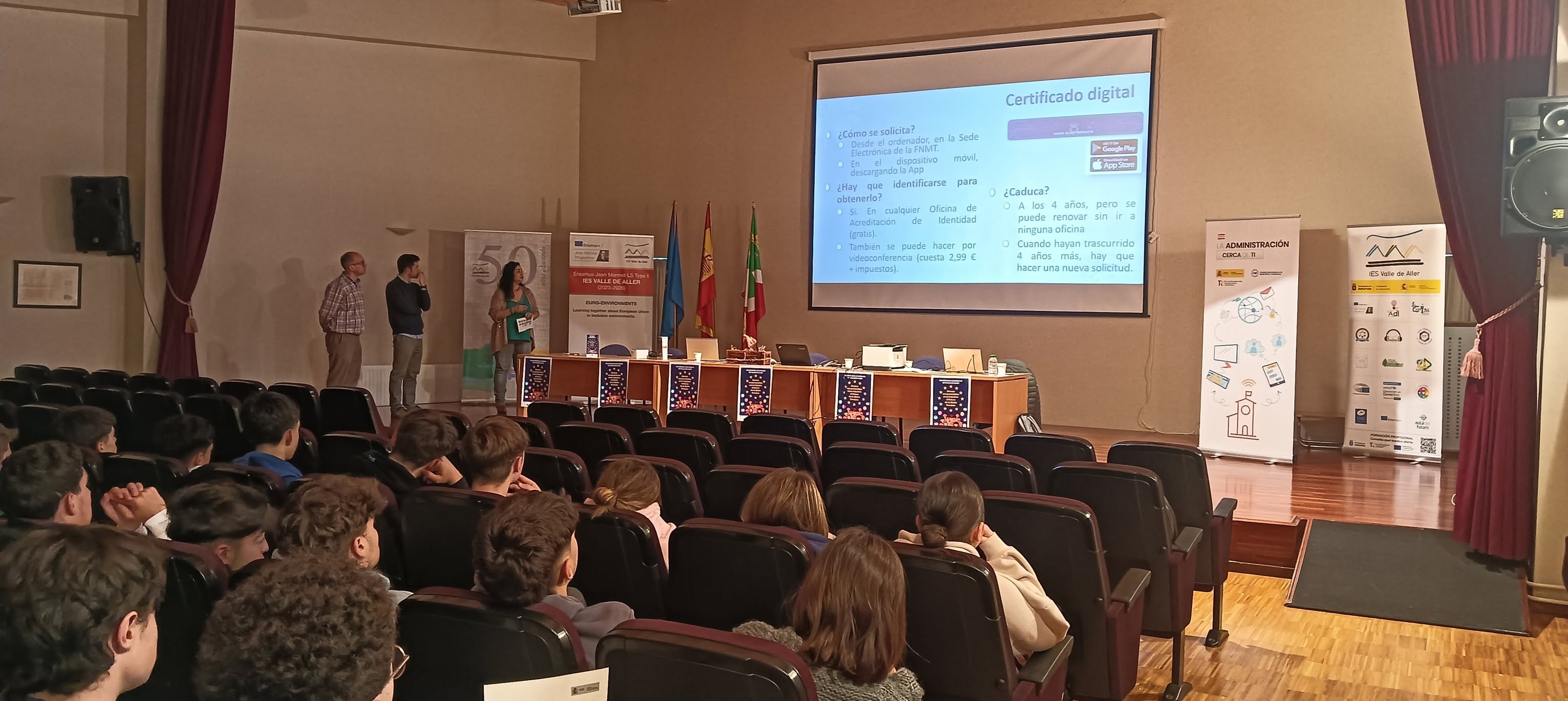Imagen de trabajadores públicos explicando el programa La Administración Cerca de Tí a alumnos de un Institutto