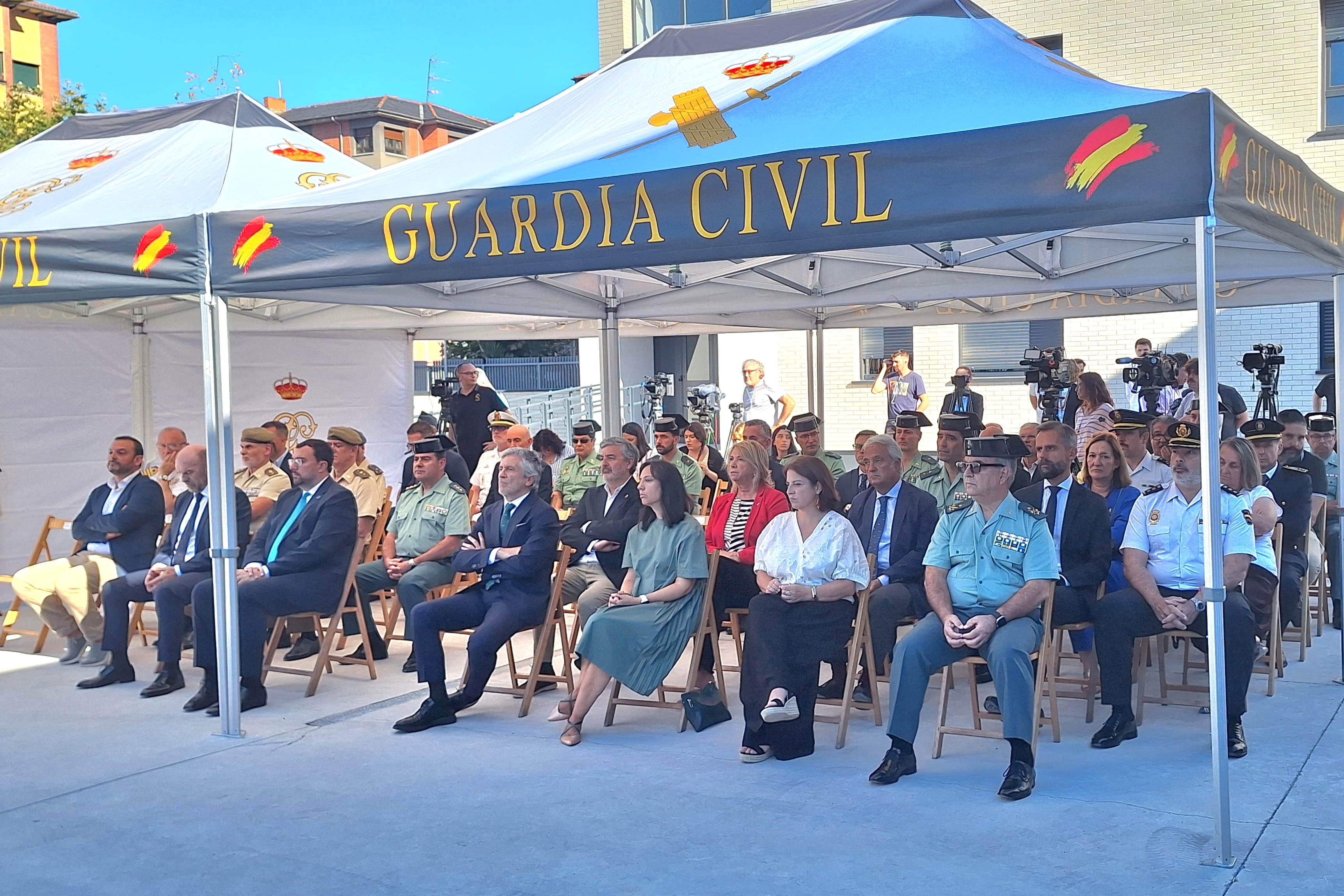 Imagen de las autoridades en la inauguración del nuevo cuartel de Mieres