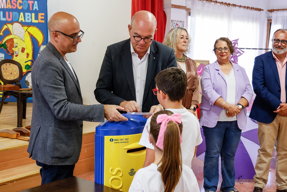 Imagen de la entrega de postales en el colegio