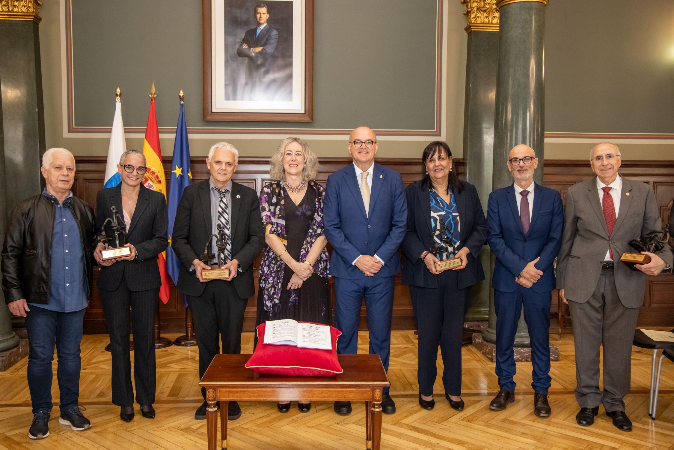 Foto de la subdelegada del Gobierno en Las Palmas y el delegado del Gobierno en Canarias con los reconocidos