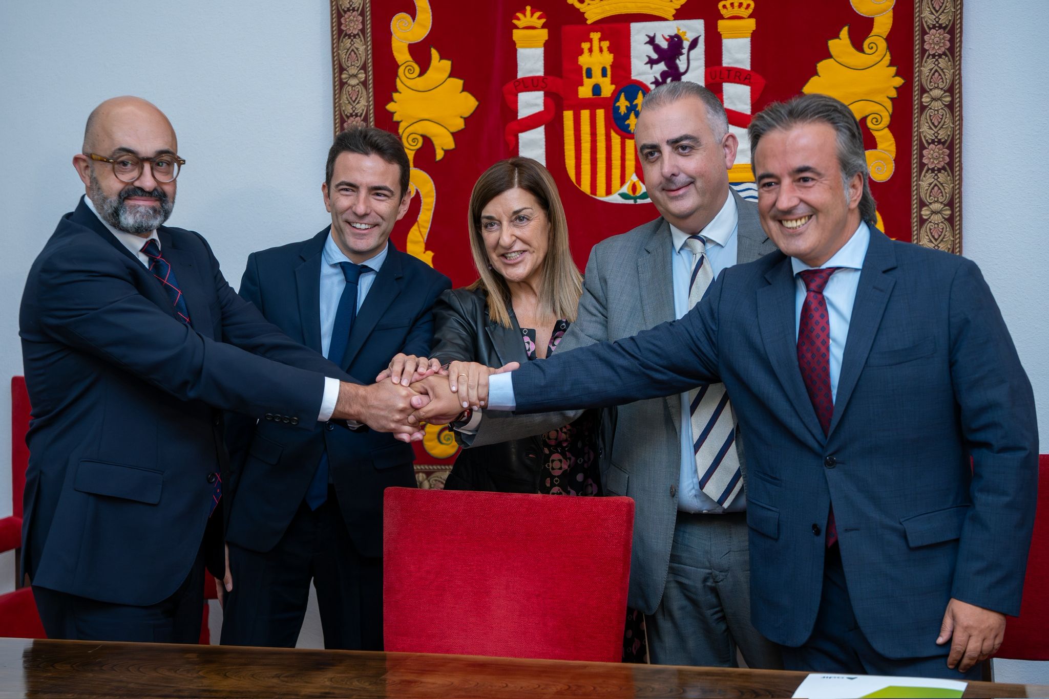 El delegado dándose la mano con la presidenta del Gobierno de Cantabria, el presidente de Adif, el Consejero de Fomento, Vivienda, Ordenación del Territorio y Medio Ambiente, y el alcalde de Camargo